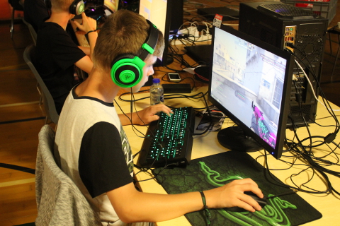 Keyboard og mus bruges samtidig n�r der spilles. L�g m�rke til hvor fokuseret han er. 